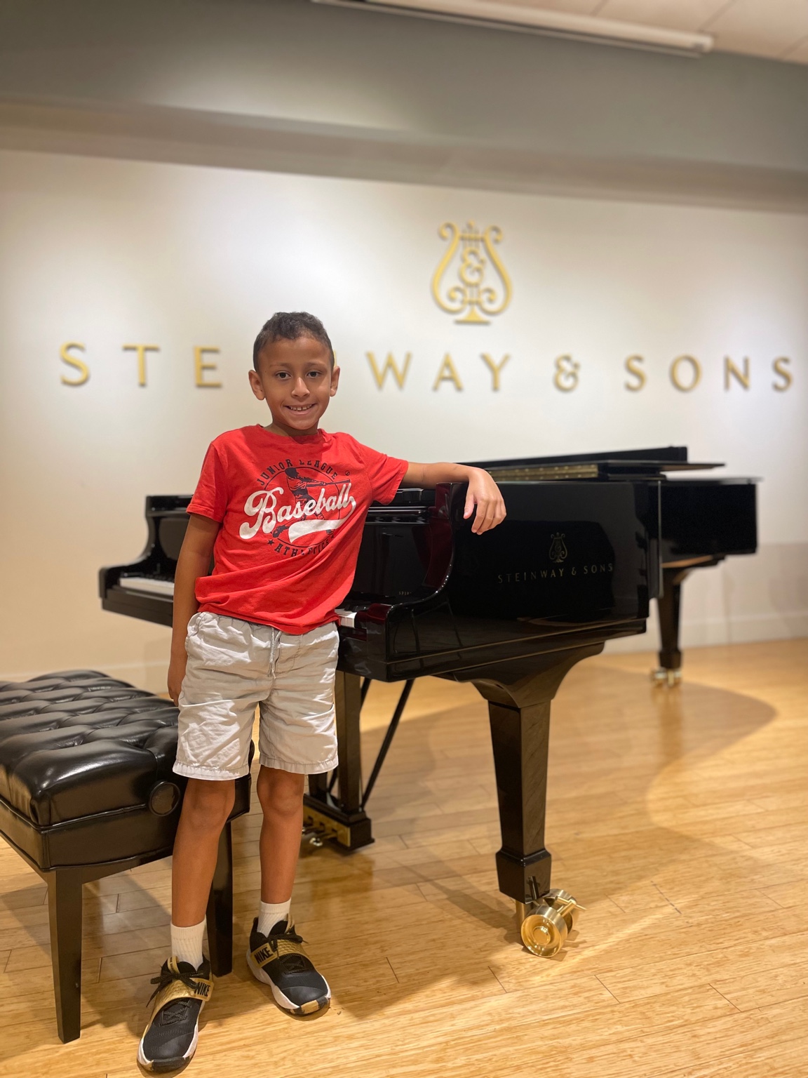 Leonardo standing at the piano