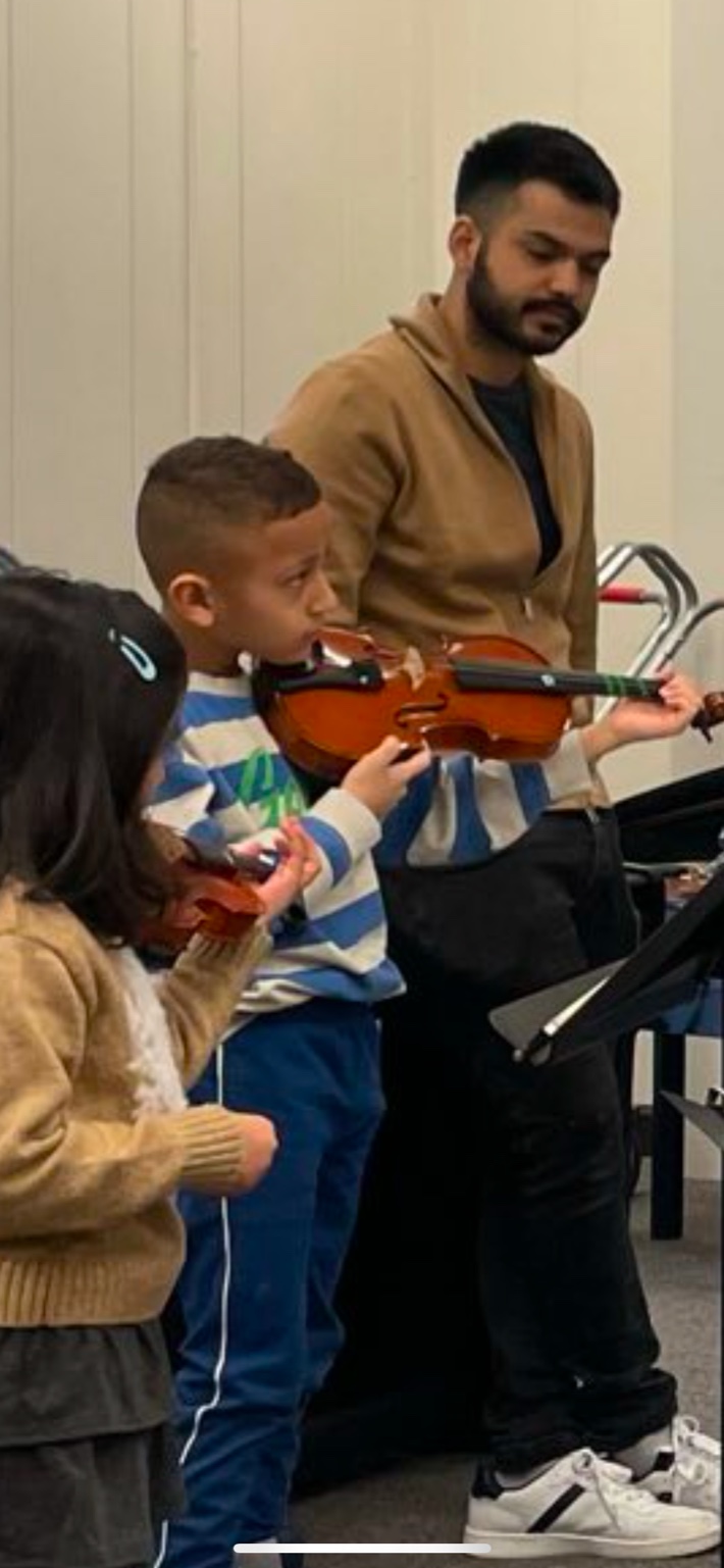 Leonardo during violin class